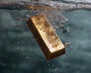 Lingotto d'oro che affonda nell'acqua